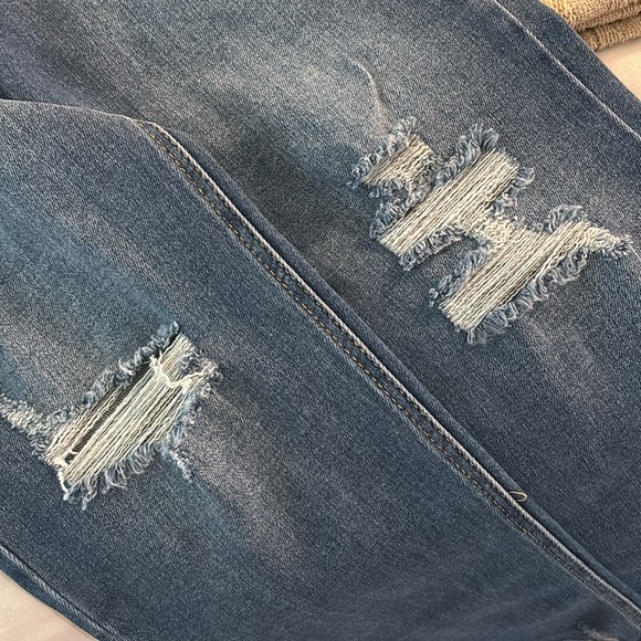 NWT! Cropped Straight Leg Jeans. Just Black Denim Brand - Picture 3 of 6